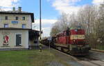 Mn 87301 mit der 742 404 macht sich bereit nach Aufnahme von weiteren Holz beladenen Eas für die Abfahrt in Hazlov in Richtung Cheb. Aufgenommen am 28.04.2022 in Hazlov. 