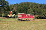 Die 742 194 lz von Nejdek nach Kalovy Vary hier in Sucha passend zum farblichem Haus im Hintergrund. Aufgenommen am 19.7.2022