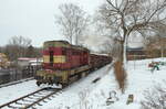 Mn 87005 mit der 742 305 in Chodov bei der Einfahrt in den Bahnhof.