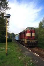 Der Hilfszug mit 742 074, auf der Rückfahrt nach Děčin, durchfährt den Hp Krásná Lípa město. (08.05.2011)