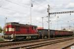 742 420-3 wartet im Bahnhof Plzeň (Pilsen) auf die Streckenfreigabe. Die Aufnahme entstand am 7. Juni 2012.