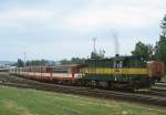 Grün gelb lackierte CD Diesellok 742453 verschiebt am 16.6.2001 eine Reihe von 810ner Triebwagen im Bahnhof Krnov.