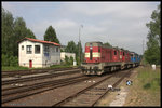 742443 verschiebt am 24.05.2016 drei Diesellokomotiven in Höhe des Stellwerks im Bahnhof Liberec.