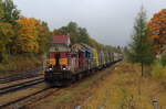 Herbstliche Stimmung in Krimov als der Holzzug aus Vejpert mit dem 742 Doppel eintrifft.