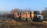 Etwas Sonne am Haltepunkt Smilov bei frostigen Temperaturen. Hier passierten am 18.12.2025 die 742 151 und 396 mit leeren Rungen den Haltepunkt auf dem Weg nach Bochov. 