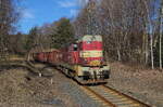 Die 742 422 mit 3 Eas beladen mit Holz aus As kommend unterwegs am 03.03.26 nach Cheb. Die Übergabe lief unter der Nummer Mn 87301. 