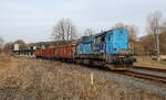 742 216 mit kurzem Holzzug als Mn 87301 von As nach Cheb wartet auf die Ausfahrt. Aufgenommen am 24.03.2026