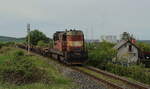 �bergabe aus Louny nach Most mit dem Mn 86500 und 3 Containertragwagen.