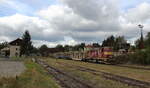 Am 01.09.2026 wurden in Bochov von der 742 372  4 mit Holzbeladene Waggons abgeholt.