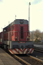 Am Bahnhof Karlovy Vary dolní nádraží steht der OS nach Potůčky (deutsch Breitenbach)bereit.