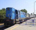 Nach der Ankunft in Cesky Krumlov passierte ein Güterzug den Bahnhof, gezogen von 2 Lokomotiven des Types  BR 743.2,  zwei Lokomotiven des gleichen Types schoben nach.