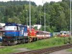 Nrdlich vom Bahnhof Tanvald sieht es aus wie einen Lok- und Triebwagenparade. Hier ist 743 010-1 mit viele andere Loks und Triebwagens zu sehen auf der Verschiebenegelnde in Tanvald am 12-7-2009.