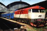 749 081-6 mit Zug Praha-Hlavni-Dobris auf Bahnhof Praha-Hlavni am 7-5-1995.