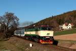 749.264 mit den Os 10106 Ledečko - Čerčany unterwegs in Lštění, 23.03.2019