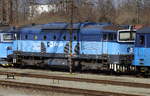 753 759-0  eingekeilt  zwischen zwei Elokomotiven auf dem Gelände DKV Ústí nad Labem 
26.03.2022  10:14 Uhr. Teleaufnahme