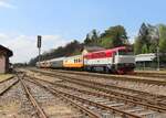 T 478 1007 stand am 09.05.26 mit dem Sonderzug von Lu�n� u Rakovn�ka nach Dresden bereit. T 478 1107 fuhr den Zug bis Kralupy nad Vltavou.