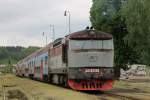 749 253-1 mit Os 9057 Praha Hlavn Ndra-Čerčany auf Bahnhof Tnec nad Szavou am 18-5-2013.