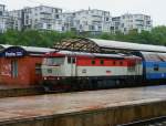 749 xxx steht am 01.06.13 mit einem Doppelstockzug in Praha hl.n.