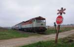 749 107 mit Os9206 von Světlá nad Sázavou nach Praha hl.n. am 28.04.2013 bei Chabeřice