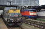 Prag Hauptbahnhof am 2.9.1995:  111005 und Bardotka 749182.