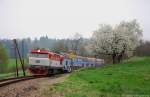 749 006 mit Os 9057 von Praha hl.n. nach Čerčany am 30.04.2013 bei Jílové u Prahy