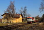 Rakovnicky rychlik in Zavidov mit 749 006 der KZC bei der ersten Fahrt bis Kralovice am 26.3.2022