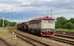 Überführung alter Wagen und Dampfloks aus Prag nach Chomutov mit der Retro 749 146 hier am 26.05.2022 beim Halt in Litomerice zur Räderkontrolle der alten Dampfloks.