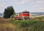 Am 18.07.21 hatten wir eine Fotofahrt mit T478.1148 von Kolešovice über Krupá nach Lužná u Rakovníka. Hier ist der Zug bei Krupá auf der Rückfahrt zu sehen.