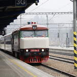 Hierr läuft 749 264-8 in Beroun ein,  Sonderzug des EVU Valenta Rail, eine Lokomotivführerin wird den Zug nach Marianske Lazne bringen, 07.02.2026, 09:04 Uhr.