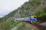 749 039 + 4 Dosto als Os 9057 von Praha hl.n. nach Čerčany am 27.04.2013 zwischen Petrov u Prahy und Luka pod Medníkem