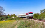 749 254  mit dem 54698 (Olbramkostel - Okř��ky) bei Bohu�ice 3.5.26  