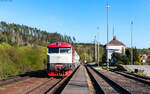 749 254 mit dem 54496 (Brno doln� n.- Havl�čkův Brod) im Bahnhof Doln� Smrčn� 3.5.26

