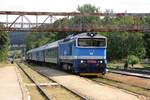 CD 750 713-0 fährt am 18.August 2018 mit dem R 662  Petr Vok  (Brno hl.n. – Plzen hl.n.) durch den Bahnhof Zastavka u Brna.