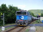 Noch mit alten Lampen und rotem Nummernschild Taucherbrille 750 252 (umgebaute Baureihe 753) mit einem Zug Kesselwagen nach Decin (Tetschen-Bodenbach); Březiny u Děčína,10.07.2019
