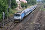 CD 750 709-8 fährt am 03.August 2019 mit dem R 666  Rozmberk  (Brno hl.n. - Plzen hl.n.) durch den Bahnhof Strelice.



