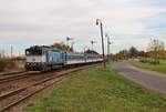 750 708 und 750 706 mit dem R 1226 zu sehen am 17.10.19 in Jeneč.