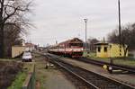 Heute nur noch ganz selten zu sehen eine komplette rot beige Waggon-Garnitur.
750 706 zu sehen als OS 9506 am 27.12.19 in Neratovice.