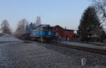 Mn 86121 von Decin nach Jablonne an einem Holzbeschrankten Übergang nahe Velky Valtinov. Gezogen von der 750 061 der CD Cargo am 02.01.2020