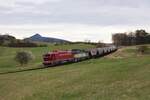 750 338-6 und 753 301-1 zu sehen mit einem Getreidezug am 28.04.23 bei Mimoň nach Děčín.