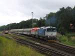 Drei Bilder, vier Lackeriungen der Taucherbrillen: 750 705-6 und 754 050-3 mit R 850 Trutnov Hlavn Ndra-Praha Hlavn Ndra auf Bahnhof Trutnov Hlavn Ndra am 1-8-2011.