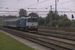 Taucherbrille 750 704 fhrt am 28.09.2011 mit ihrem sehr bersichtlichen Schnellzug R1249 in den Bahnhof Cicenice ein. Im weiteren Verlauf der Fahrt nach Prag zweigt der Zug in Protivin in Richtung Pisek ab, diese Strecke hat dann keinen Fahrdraht mehr.