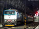 750 702 steht mit einem Regionalzug im Prager Hbf (Praha hl.n.) 