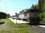 Im Bahnhof Spicak (Spitzberg in Bhmen) steht  Brille  750 078 abfahrbereit mit dem Os 7503 Zelezna Ruda (Eisenstein) - Plzen (Pilsen). Da bis hierher die RS1 der Waldbahn (Regentalbahn) fahren, wurde der Bahnsteig auf den neuesten Stand gebracht, nur der Wasserkran grt aus einer lngst vergangenen Epoche. - 13.06.2006
