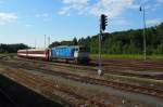 CD 750 706-4 mit einem Schnellzug aus Prag nach Rakovnik auf dem Bahnhof Kladno am 22. 6. 2013.