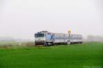 750 706 mit R1290 von Praha Masarykovo nadrazi nach Rakovnik am 02.05.2013 bei Jenec.