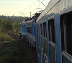 auf der Strecke von Havlíčkův Brod nach Jihlava, der regulär mit einer E-Lok bespannte Zug hat heute eine Taucherbrille als Vorspann.