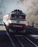Ein D-Zug mit der 750 403-8 durchfhrt den Bahnhof Hodkovice nad Mohelkou, Mai 2002