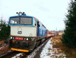CD 750 706-4 mit einem Schnellzug aus Prag nach Rakovnik auf dem Bahnstation Kačice am 1.1.2015