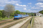 Am 11. Mai 2016 ist 750 718 mit R 660  Bezdrev  (Brno hl n. - Plzeň hl.n.) unterwegs und durchfährt gerade den Bahnhof Tetčice.