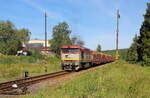 Holzzug aus Kraslice mit der 751 173 ZSSK Cargo Lok jedoch im Besitz von Rabbit Rail fährt am 19.5.2022 in Svatava ein.